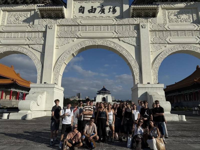 中科實驗高級中學邀請姊妹校、捷克布拉格揚帕拉赫私立高中師生到訪，一連2天北上參觀，走訪自由廣場等多處地標景點。（中科實中提供）