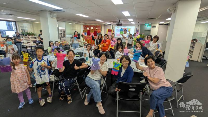 老師教授操偶技巧及戲偶手作體驗，吸引僑校教師和僑民家庭參與
