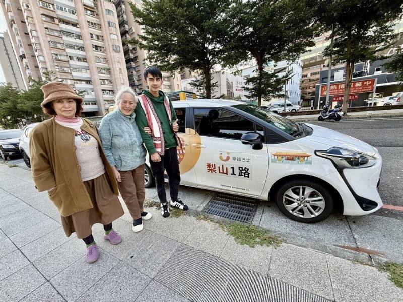 台中市梨山幸福巴士環繞四大部落，梨山到市區只要3小時。家住環山部落以電影「哈勇家」獲金馬獎最佳女配角的林詹珍妹（中）也是巴士常客、右為梨山幸福巴士駕駛賴宇威。（中市府提供）