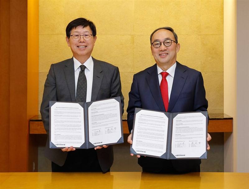 Young Liu, Chairman of Hon Hai Technology Group (left), and Kei Uruma, President of Mitsubishi Electric Corporation of Japan. Photo courtesy of Hon Hai Precision Industry Co.