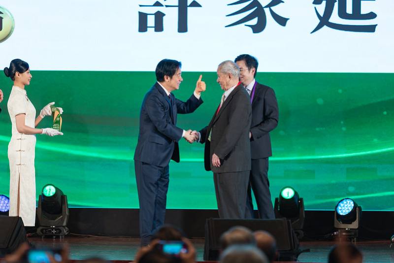 總統親頒「終身醫療奉獻獎」、「臺灣醫療典範獎」及「行醫滿70年資深醫師」予得獎醫師