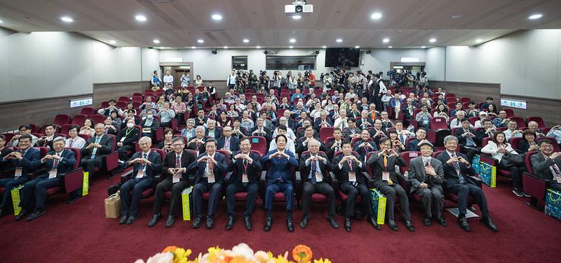 總統和與會貴賓合影