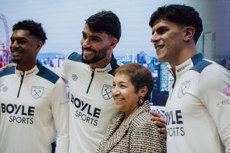 台灣參加2025倫敦「世界旅遊展會」（WTM），長榮航空贊助的英格蘭足球超級聯賽西漢姆聯隊出動3名球員，在台灣館與粉絲互動、推廣台灣觀光，為旅展罕見。（西漢姆聯隊提供）