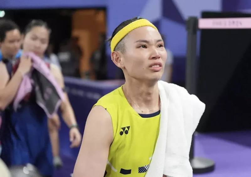 帶傷出征2024巴黎奧運的台灣羽球天后戴資穎（右）在女單預賽最終戰不敵泰國好友依瑟儂，她賽後難忍情緒，淚別奧運舞台。（中央社檔案照片）
