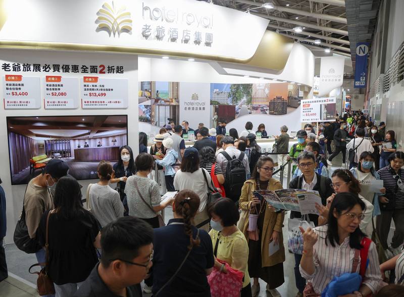 2025 ITF台北國際旅展7日起在南港展覽館展開，國內知名飯店業者趁勢推出優惠餐券、住宿券等，吸引不少民眾排隊購買