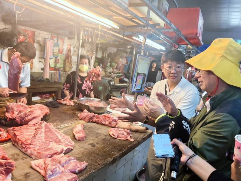 文化部長李遠（右1）8日前往宜蘭縣，視察「百大基地」，宜蘭市南北館市場的「來宜蘭迺菜市場」在創辦人方子維（右2）帶領之下聆聽攤商祖傳多代歷史，李遠及攤主也藉此鼓勵大眾，大家可以安心多多享用新鮮好吃的台灣豬肉