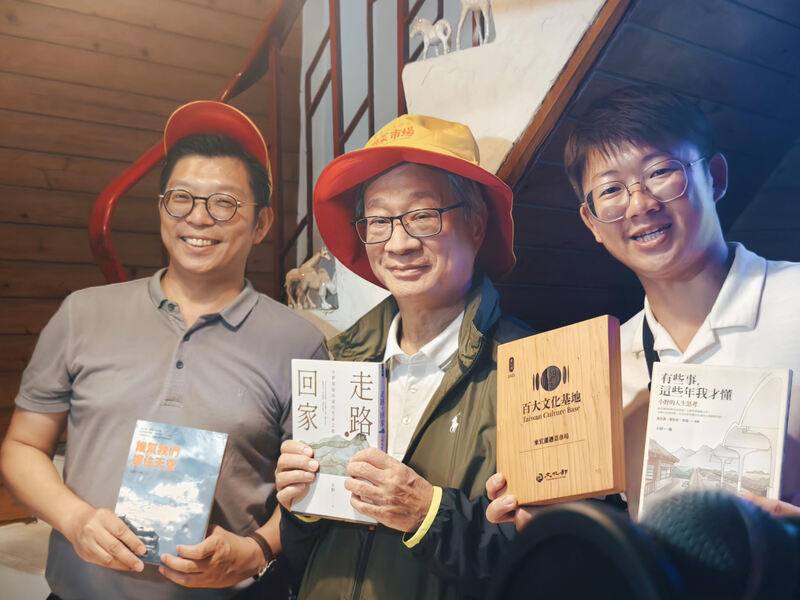 文化部長李遠（中）8日前往宜蘭縣，視察「百大基地」，宜蘭市南北館市場的「來宜蘭迺菜市場」創辦人方子維（右）介紹攤商歷史，展現常民生活底蘊