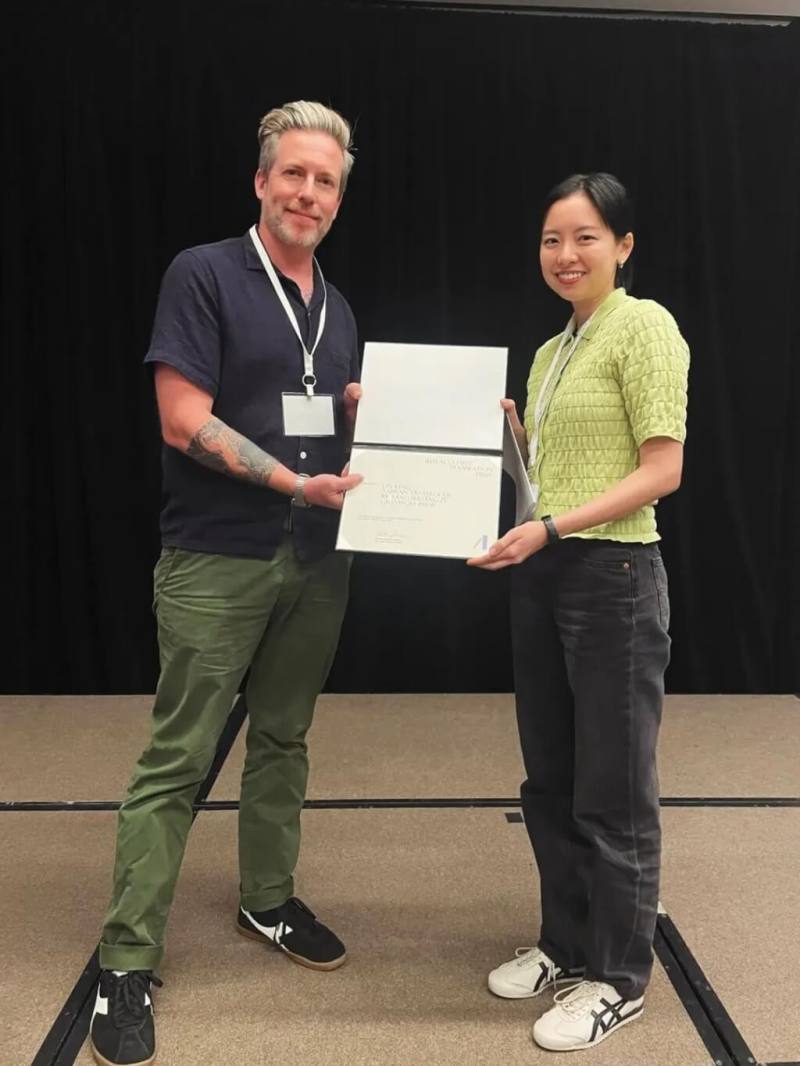 美國文學譯者協會宣布小說「臺灣漫遊錄」譯者金翎（右）與編輯Yuka Igarashi，獲得「2025年美國文學譯者協會第一翻譯獎」。（圖取自instagram.com/littranslate）
