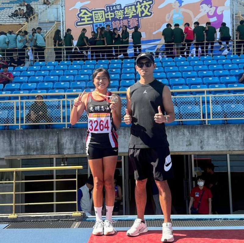114年全國中等學校田徑錦標賽在台北田徑場舉行，台灣15歲短跑新星陳羿岑（左）7日在女子200公尺決賽以24秒61摘金，替本季劃下完美句點。右為教練林智偉。（林智偉提供）