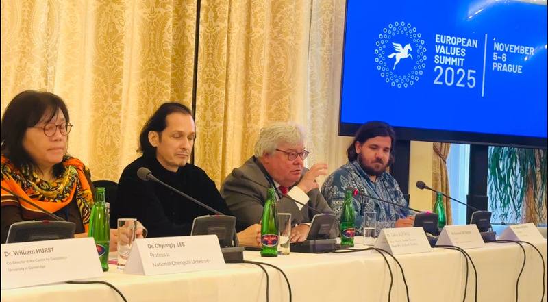 德國挺台重量級政治人物包瑞翰（Reinhard Bütikofer，右2）在布拉格的「歐洲價值高峰會」上表示，歐洲與台灣之間的關係在過去6年發生「根本性的改變」，歐洲以更地緣政治的方式思考全球局勢，逐漸意識到台灣的安全與自身利益息息相關