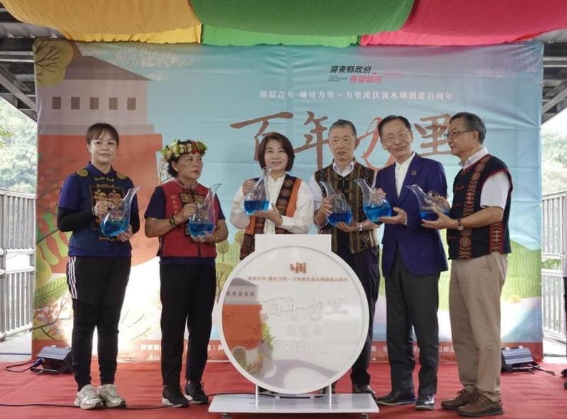 日本工程師鳥居信平百年前創建力里圳，屏東縣長周春米（左3）邀請鳥居信平之孫鳥居徹（右3）、靜岡縣袋井市前市長原田英之（右2）共慶水圳百週年。（屏東縣政府水利處提供）