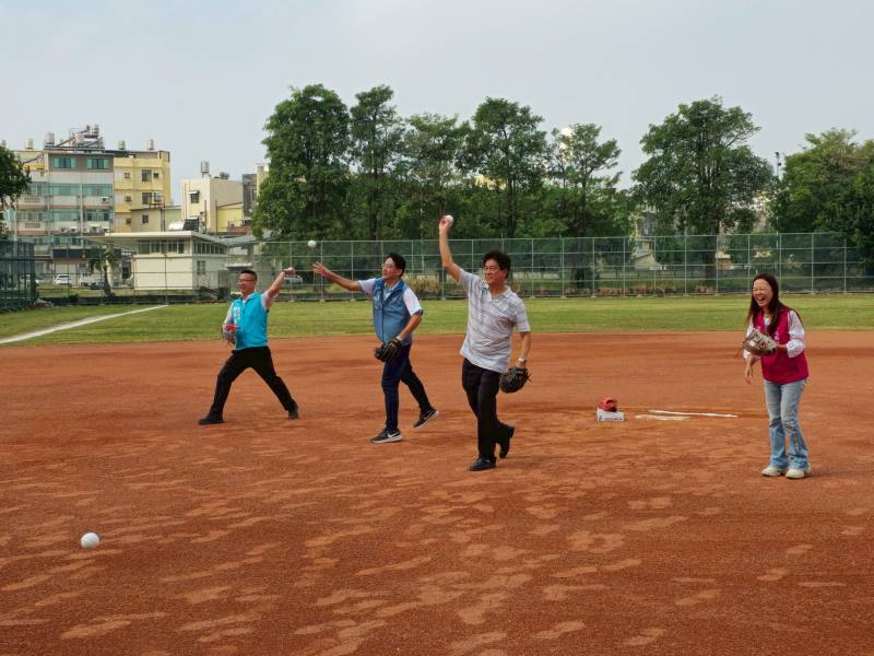 出席活動貴賓參與投球活動