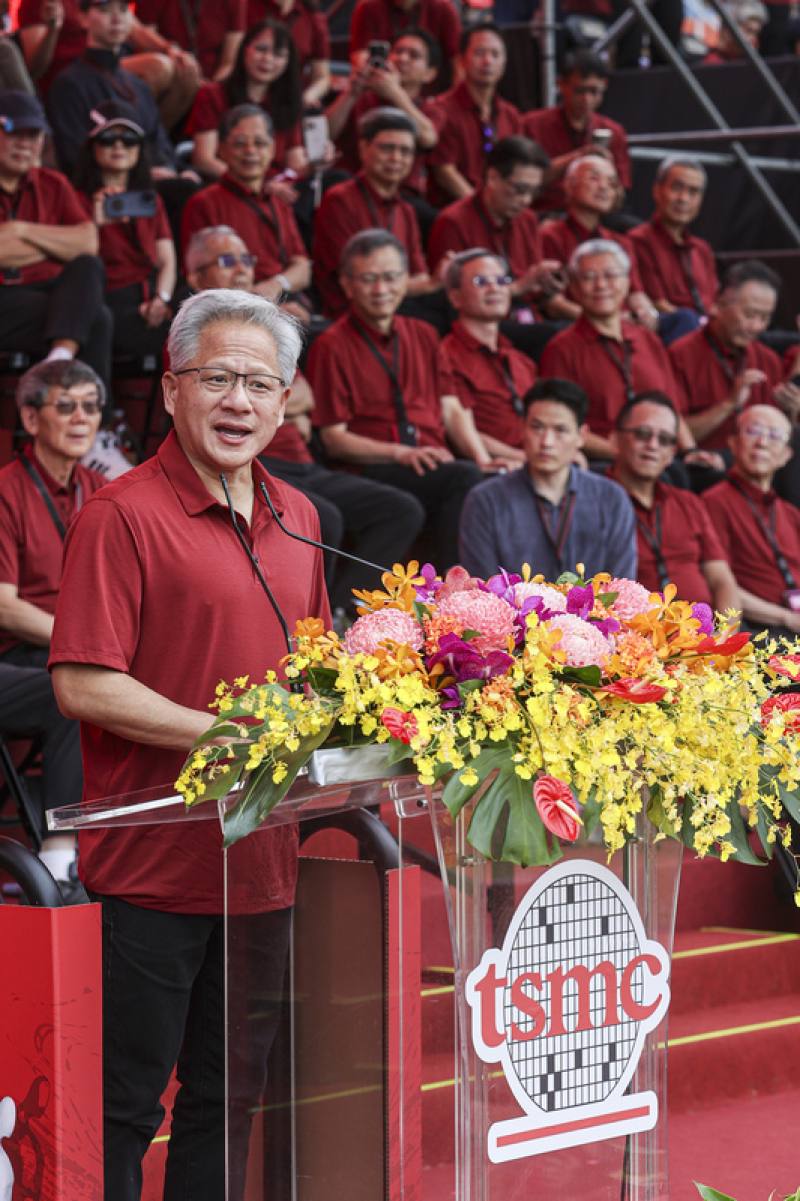 2025年台積電運動會8日上午在新竹縣立體育場登場，輝達（NVIDIA）執行長黃仁勳（圖）出席致詞說沒有台積電，今天沒有輝達，「你們大家幫我蓋輝達，我謝謝你」