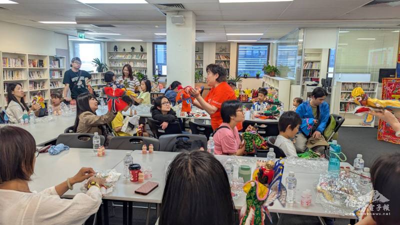 海外民俗文化種子教師帶領大家一起體驗臺灣傳統文化