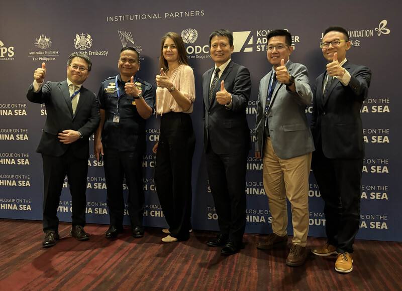 2025年「馬尼拉南海對話」5日至7日在馬尼拉舉辦，駐菲律賓副代表李廷盛（右3）偕同多名台灣學者參加。圖為台灣團部分成員與菲律賓海岸防衛隊發言人塔瑞耶拉（左2）及他國學者合影