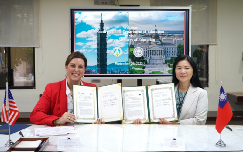 South Carolina State Superintendent of Education Ellen Weaver & Director-General Lee Yu-Jiuan with the signed MOU