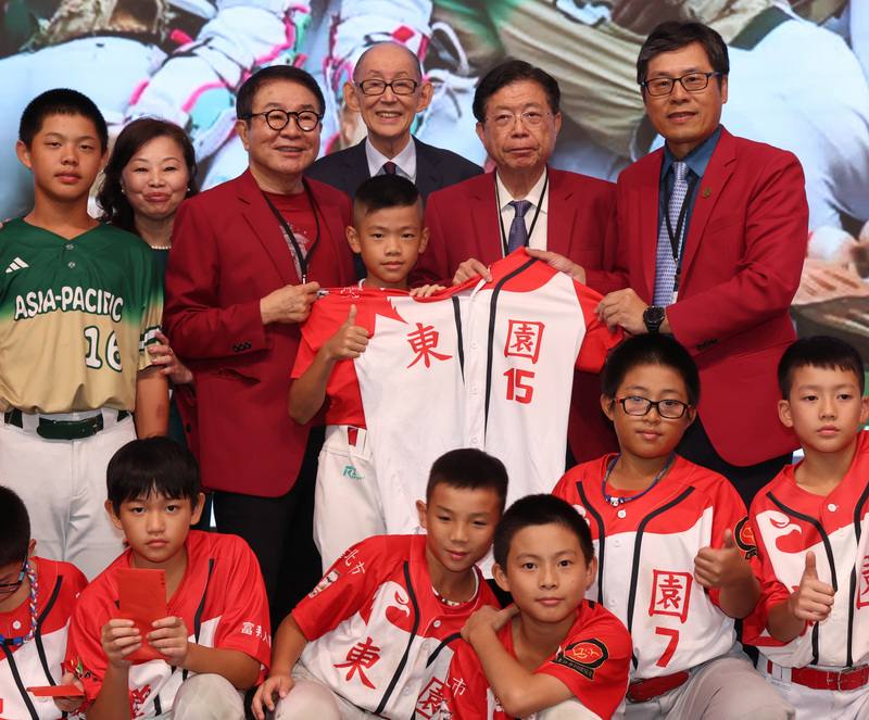 台灣弘久社會關懷協會7日舉辦第5屆會員大會暨公益晚宴7日，弘久會創會會長洪奇昌（後左3）與理事長吳明錦（後右）等人出席，會中致贈奪下威廉波特世界少棒聯盟錦標賽總冠軍的台北市東園國小棒球隊新球衣