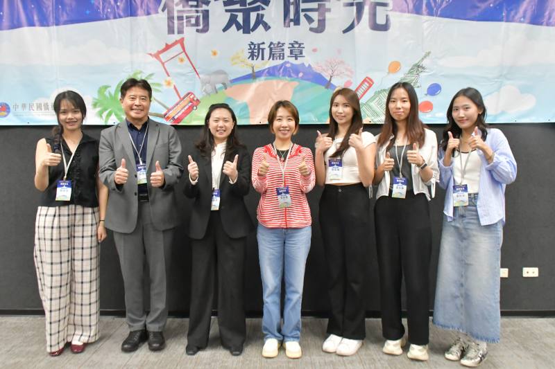 搭僑青年會首度改選，僑務委員會副委員長李姸慧與第2屆幹部團隊合影