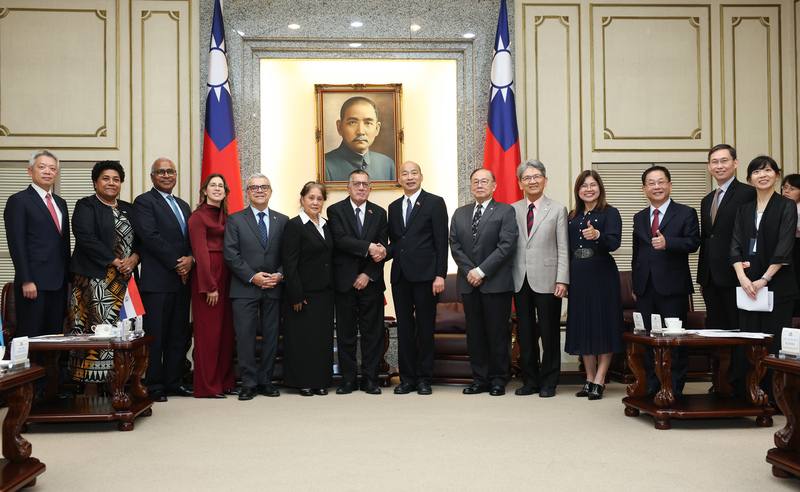 圖為立法院長韓國瑜（前右7）接見「駐聯合國常任代表訪問團」。（中央社檔案照片）