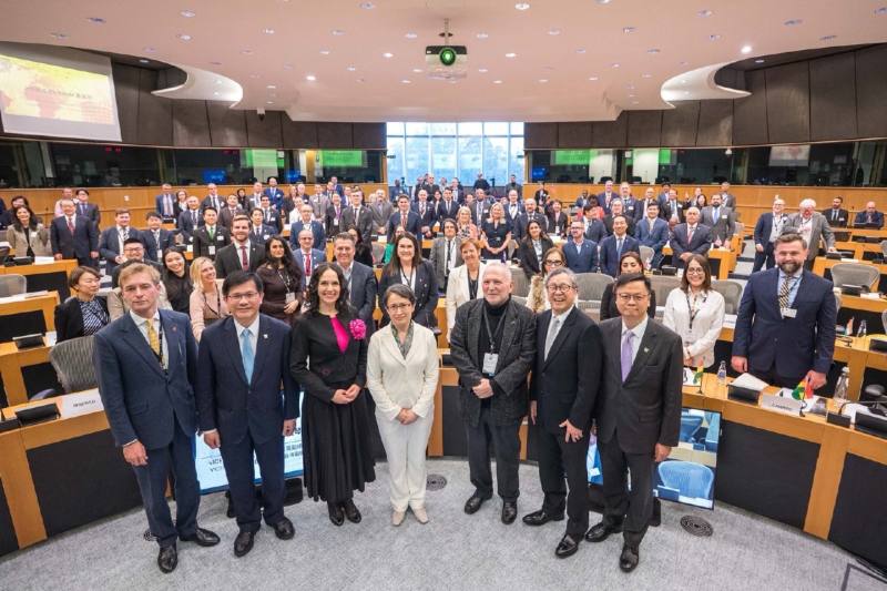 蕭美琴副總統演說後，與全場嘉賓合影。