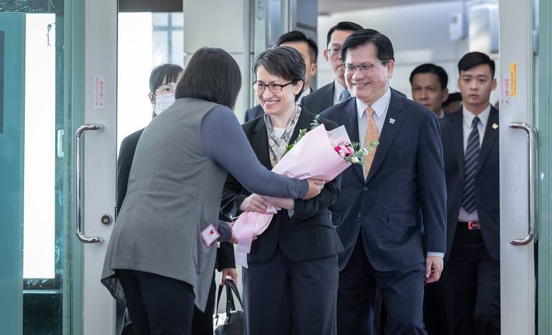 機場人員獻花給副總統