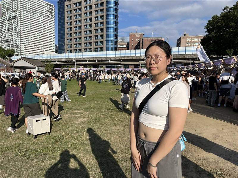 Taiwanese bazaar-goer Doris Weng welcomes Hong Kong cultural workers to pursue their craft in Taiwan. CNA photo Nov. 8, 2025