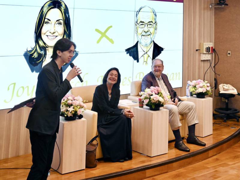 2013年諾貝爾生醫獎得主詹姆士．羅斯曼（James E. Rothman）（右）與夫人、知名神經科學家喬伊．赫希（Joy Hirsch）（中）日前受邀至台大舉行座談會，分享寶貴科學熱情與人生體悟。（台大提供）