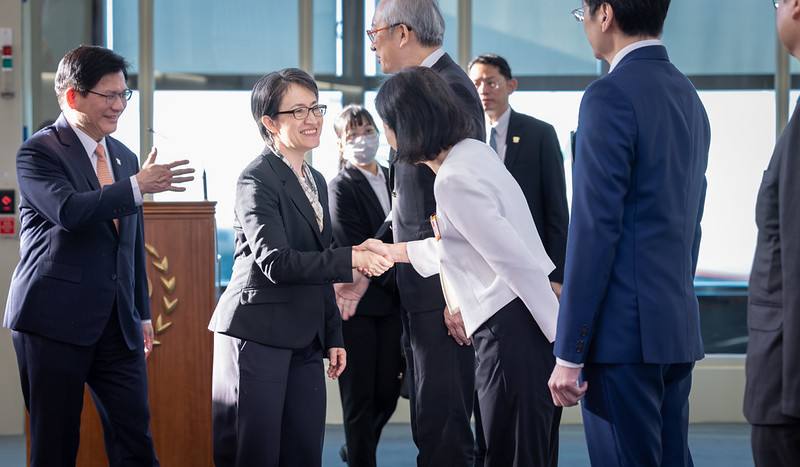 副總統與接機人員握手致意