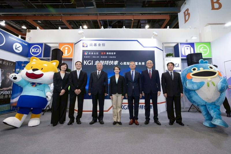 蕭美琴副總統9日上午前往臺北世貿一館參觀「2025 台北國際金融博覽會」