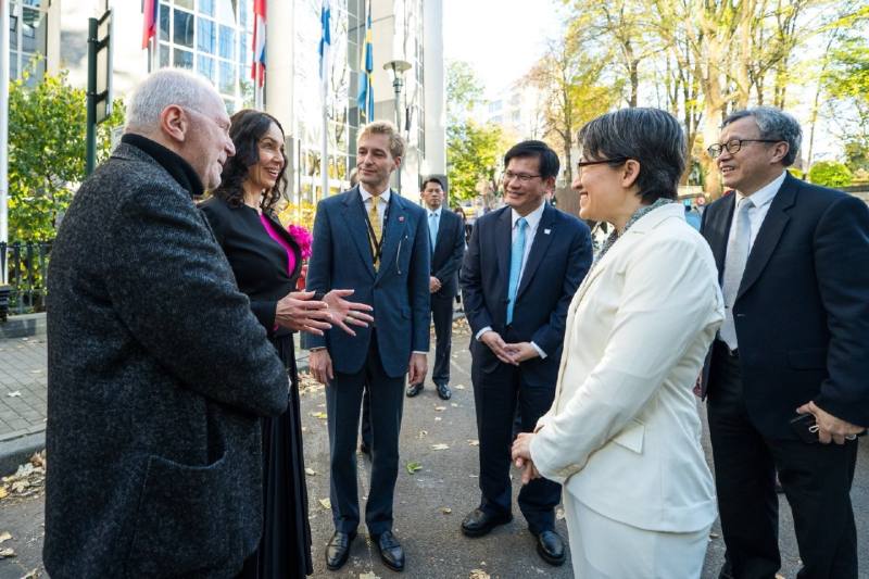 歐洲議會總務長Miriam Lexmann（左二）及歐洲議會外交委員會議員Bernard Guetta（左一）等兩位IPAC歐洲議會共同主席，與IPAC執行主任Luke de Pulford（左三），在歐洲議會門口迎接蕭美琴副總統及外交部長林佳龍。

圖說四：擔任IPAC比利時共同主席的比利時眾議院外交委員會主席Els Van Hoof（右二）接機歡迎蕭美琴副總統及外交部長林佳龍。