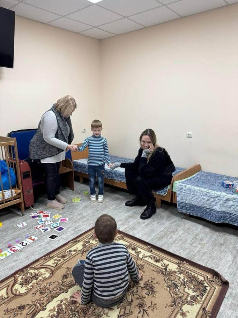 美國影星安潔莉娜裘莉（後排右）低調造訪烏克蘭南部前線城市。她9日發文說，當地家庭每天都在恐懼中生活，孩子上學、病患就醫都得轉移到加固的地堡內，許多居民擔憂被世界遺忘，承受巨大心理壓力。（戰爭遺產基金會提供）