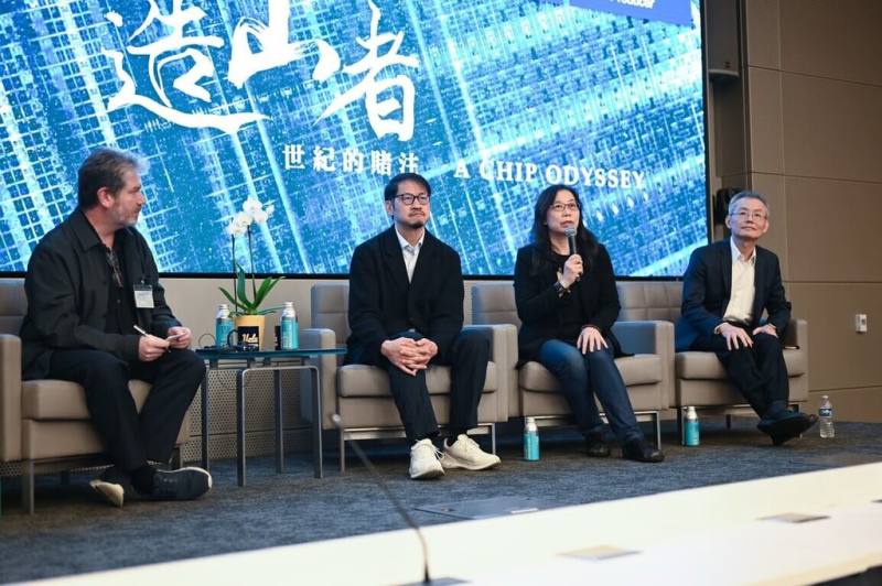紀錄片「造山者－世紀的賭注」赴加州大學洛杉磯分校（UCLA）放映，製片人陳添順（右1）、導演蕭菊貞（右2）與製片人蔣顯斌（右3）參與座談。（駐洛杉磯辦事處提供）