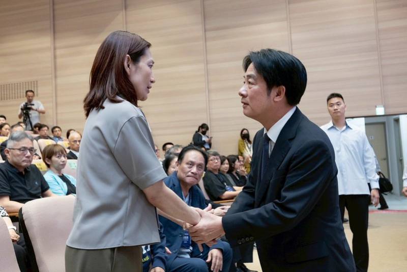 總統向徐超斌醫師家屬致意