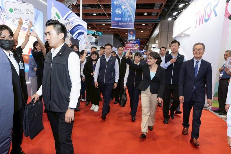 副總統與現場民眾熱情招呼