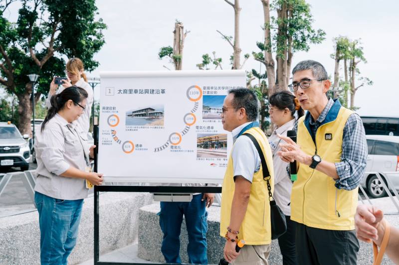 鐵道局東部工程分局黃鳳岡分局長說明太麻里車站興建沿革。