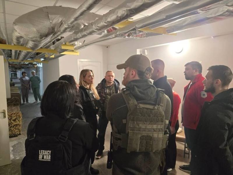 美國影星安潔莉娜裘莉低調造訪烏克蘭南部前線城市。她9日在社群媒體發文指出，此行親歷無人機威脅，一度被迫暫停行程，呼籲國際社會加強支援在戰火中生活的民眾。（戰爭遺產基金會提供）