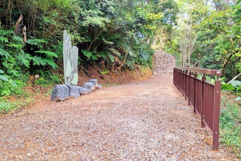 大棟山位於桃園、新北交界，為提升休憩品質並強化步道串聯與導覽機能，桃園市政府向交通部觀光署爭取「桃園市大棟山風景特定區大湖之森自然步道周邊環境優化工程」，已於日前竣工，預計11月底開放。（桃園市政府觀光旅遊局提供）