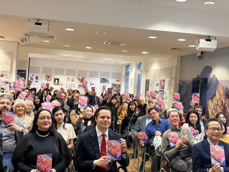 「看見台灣，設計之光」特展7日在駐德國代表處文化廳舉行開幕式。與會嘉賓與獲紅點設計獎學生共同手持展覽手冊合影。