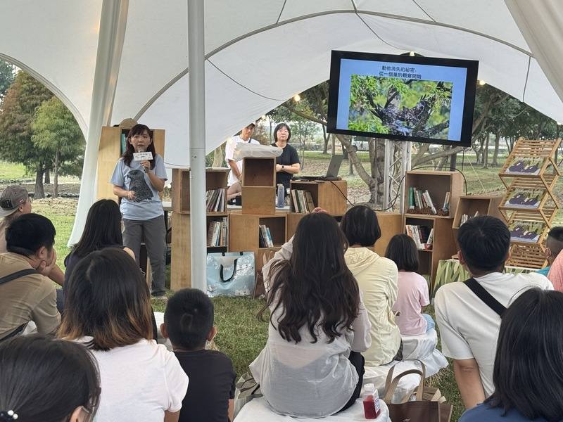 雲林縣斗南鎮農會推廣有機友善農業，連續4年舉辦幸福島嶼活動，結合文創市集、音樂演出和沙龍講座（圖）等，8日吸引大批人潮共襄盛舉。