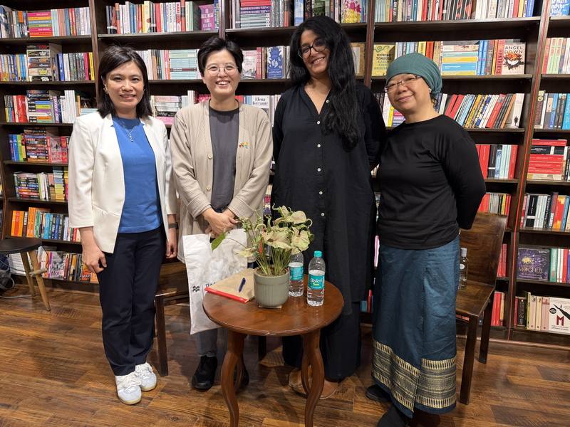 台灣作家楊双子（左2）著作「臺灣漫遊錄」的跨文化對談，近期在印度出版界引發迴響，多位出版與媒體從業人員表示，透過該書閱讀殖民歷史的視角，讓他們重新認識台灣，也反思印度的殖民經驗與文化形成脈絡。圖為6日楊双子與相關人士合影。