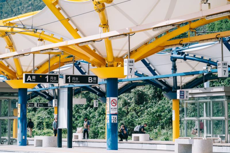 太麻里車站鋼構金針花造型雨棚。