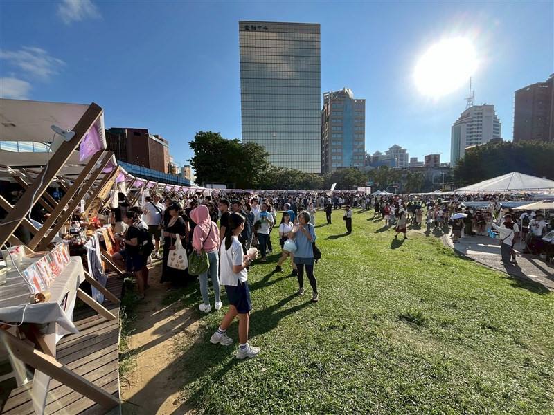 THEC, organizer of a two-day Hong Kong–themed bazaar in Taipei, put Saturday’s first-day attendance at around 50,000. CNA photo Nov. 8, 2025