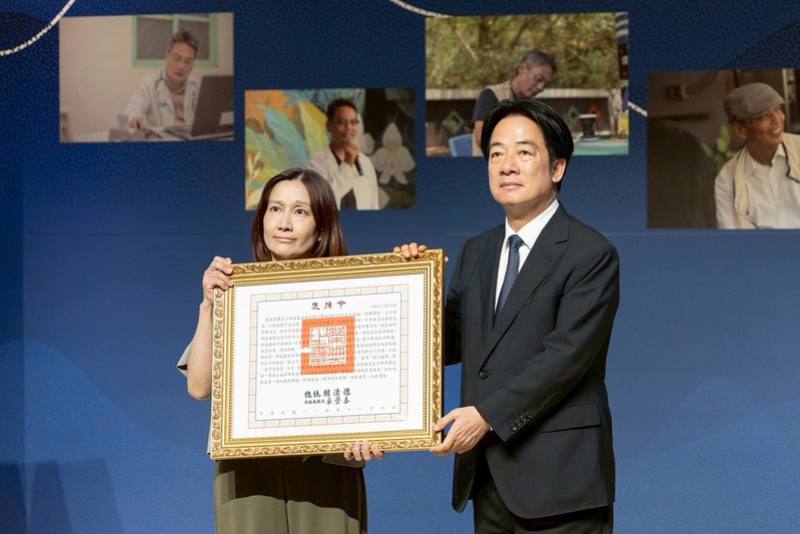 賴清德總統今（9）日下午頒贈醫療財團法人南迴基金會創辦人暨南迴診所院長徐超斌褒揚令
