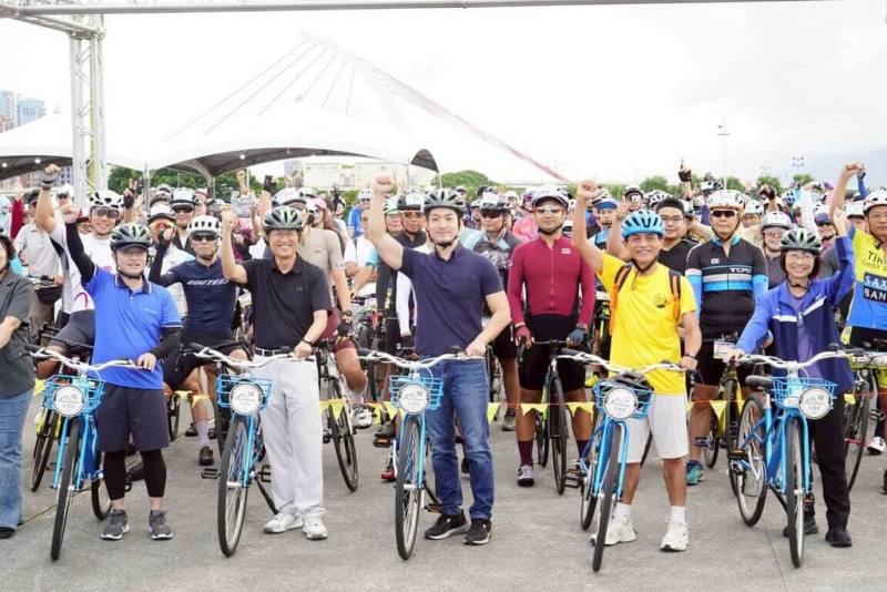 「2025環騎台北年終大會師」活動9日登場，參與者在大佳河濱公園集結出發，市長蔣萬安（前排右3）表示，將持續優化河濱環境與自行車道設施，提供更綿密、更舒適且安全的騎乘體驗。（台北市政府提供）