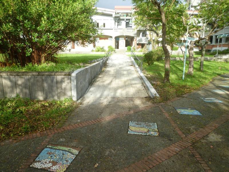 冬山國小行室外通路整修，並增設無障礙坡道，營造更友善、安全學習環境