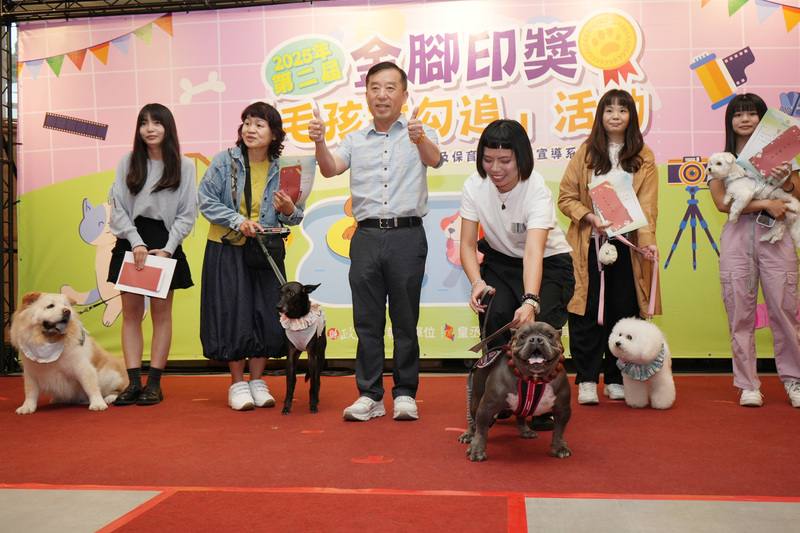 「2025年第2屆金腳印獎–毛孩鏡勾追」8日在屏東農業物產館舉辦頒獎典禮，形形色色的可愛毛孩齊聚一堂，場面熱鬧活潑。