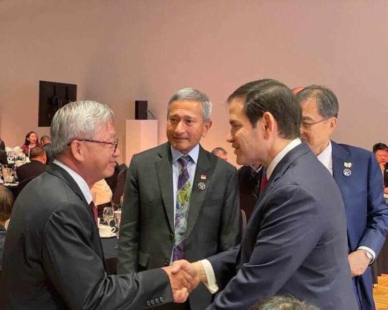 國科會主委吳誠文（前左）與美國國務卿盧比歐（Marco Rubio）（前右）及其他APEC成員經濟體官方代表。（APEC台灣代表團提供）