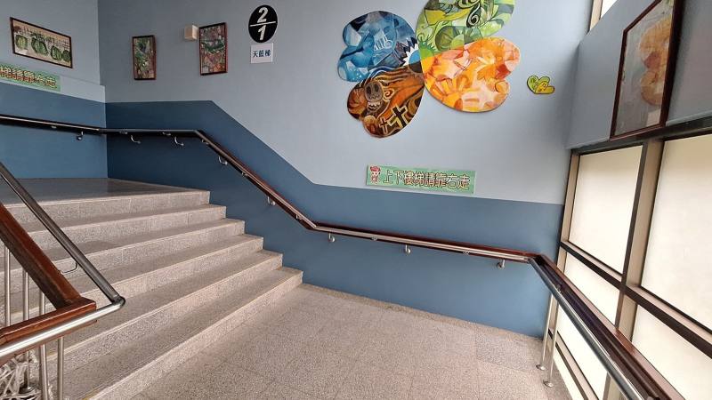 中正國小增設樓梯無障礙扶手，打造更友善無障礙校園