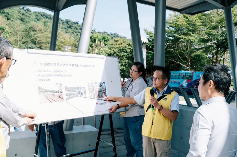 鐵道局東部工程分局第三工務段余瑞文段長說明大武車站改善項目。