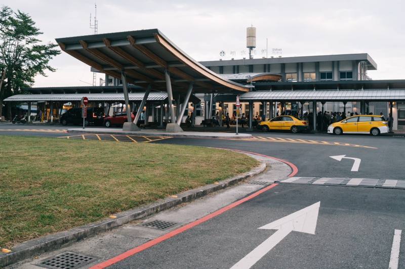 知本車站以森林意象棚架為建物亮點，展現溫泉特色。